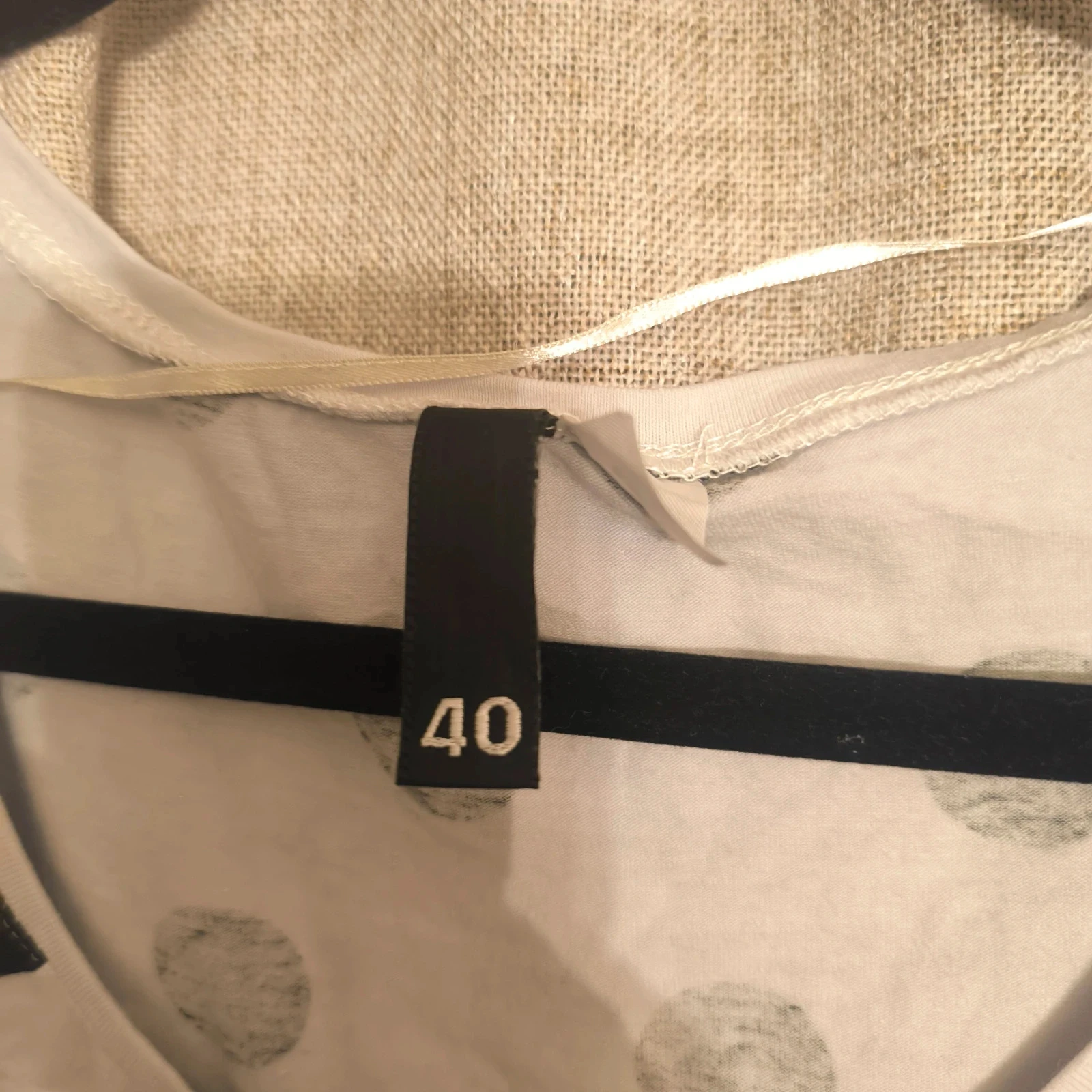 Vestido branco com bolinhas pretas mangas volumosas – Tamanho 40 – photo 3